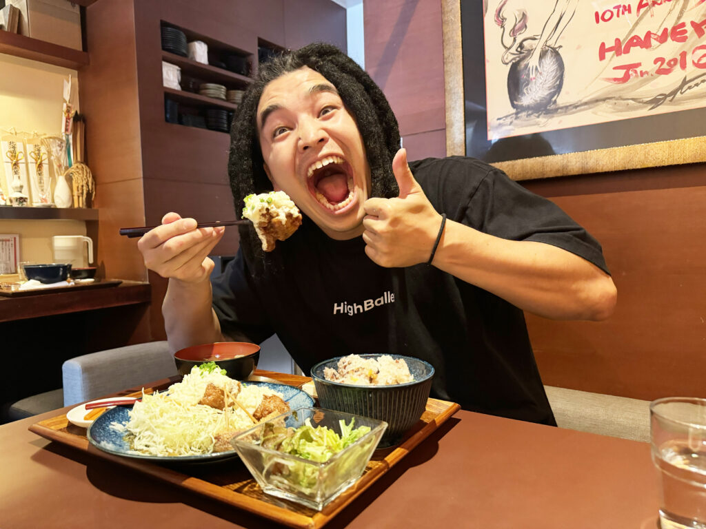 このチキン南蛮は一口では無理なほど大きいです！